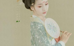 往下边塞水果走路